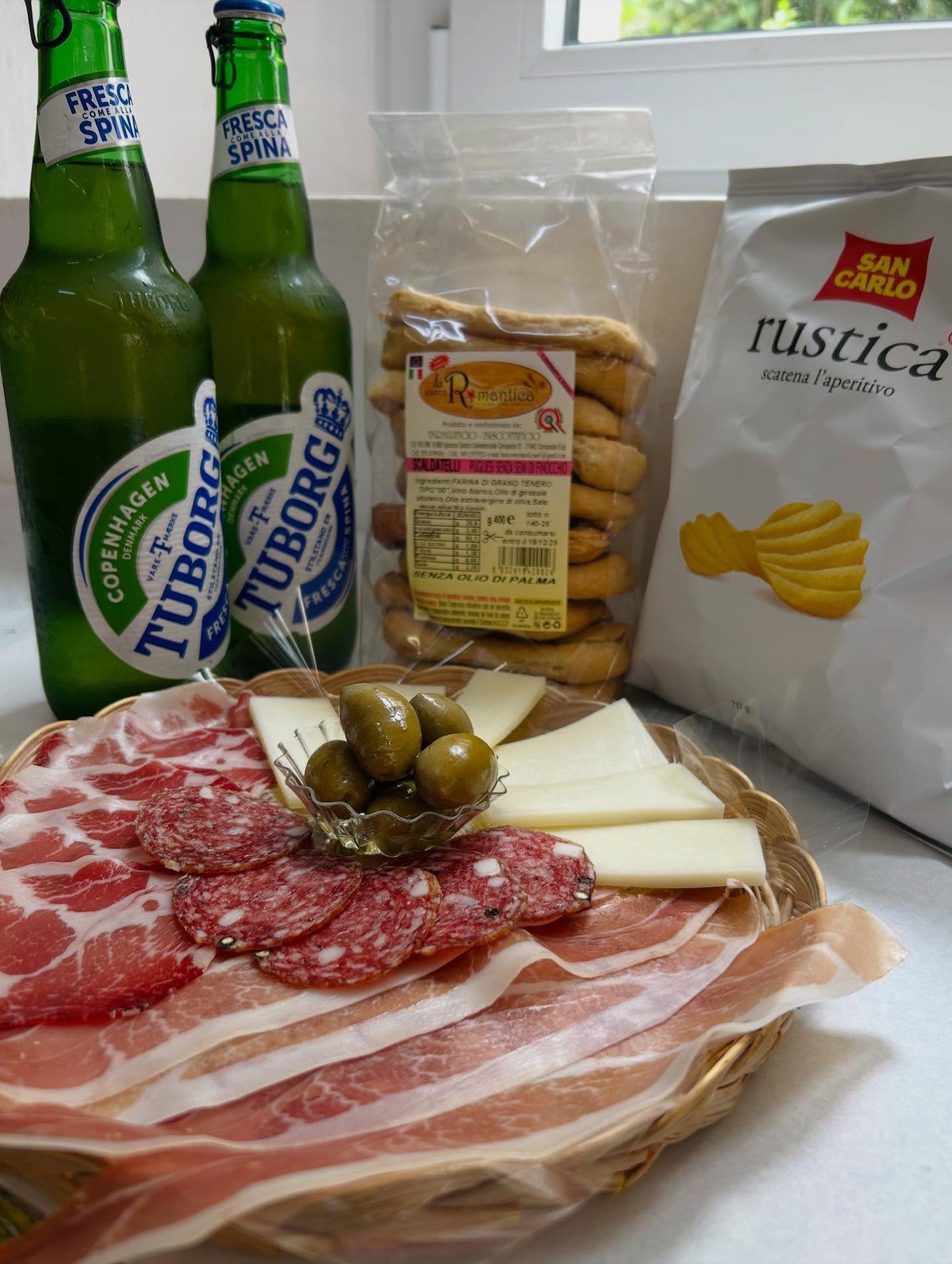 Box aperitivo con salumi, formaggi e vino Bianchello del Metauro
