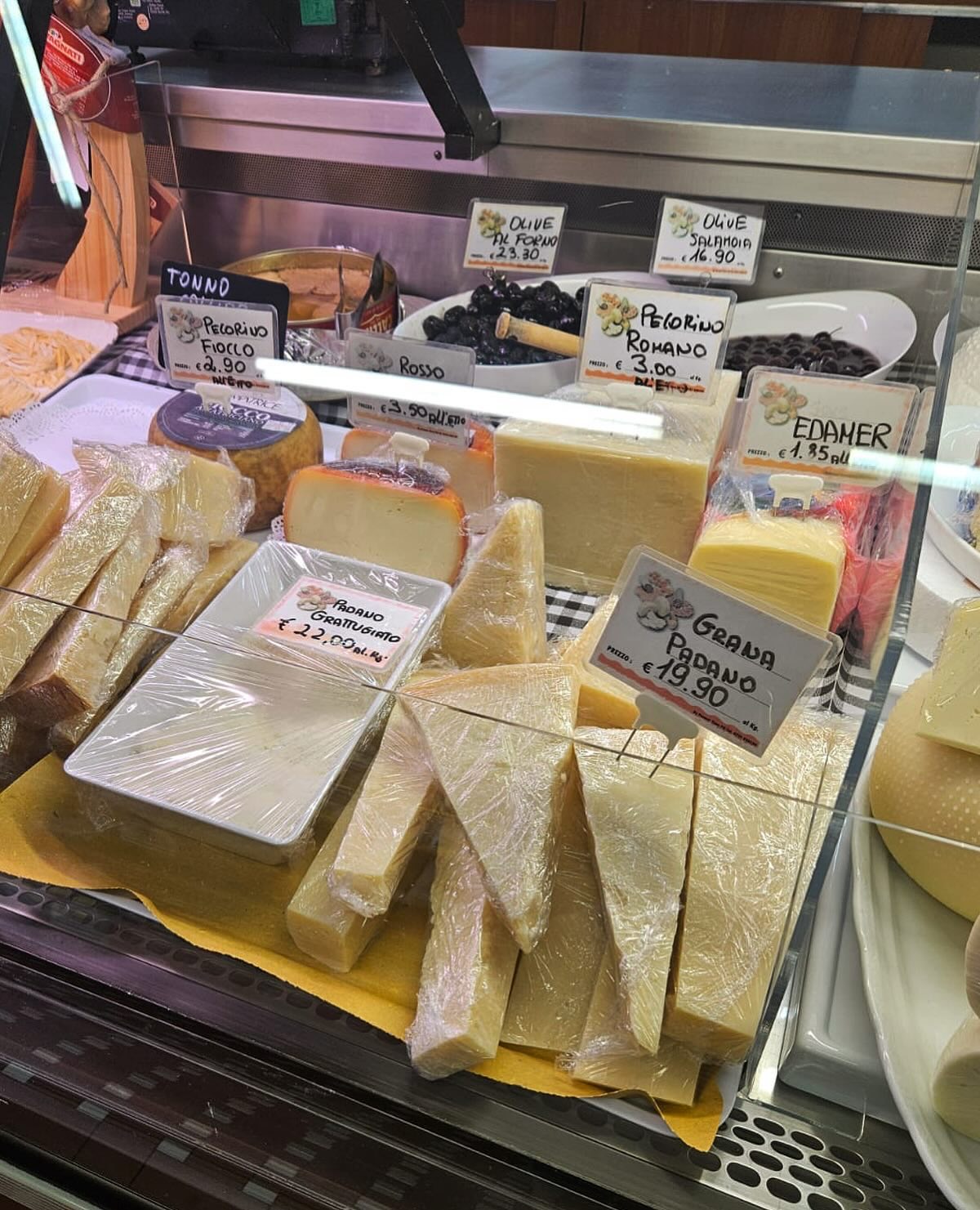 Formaggi e olive al banco