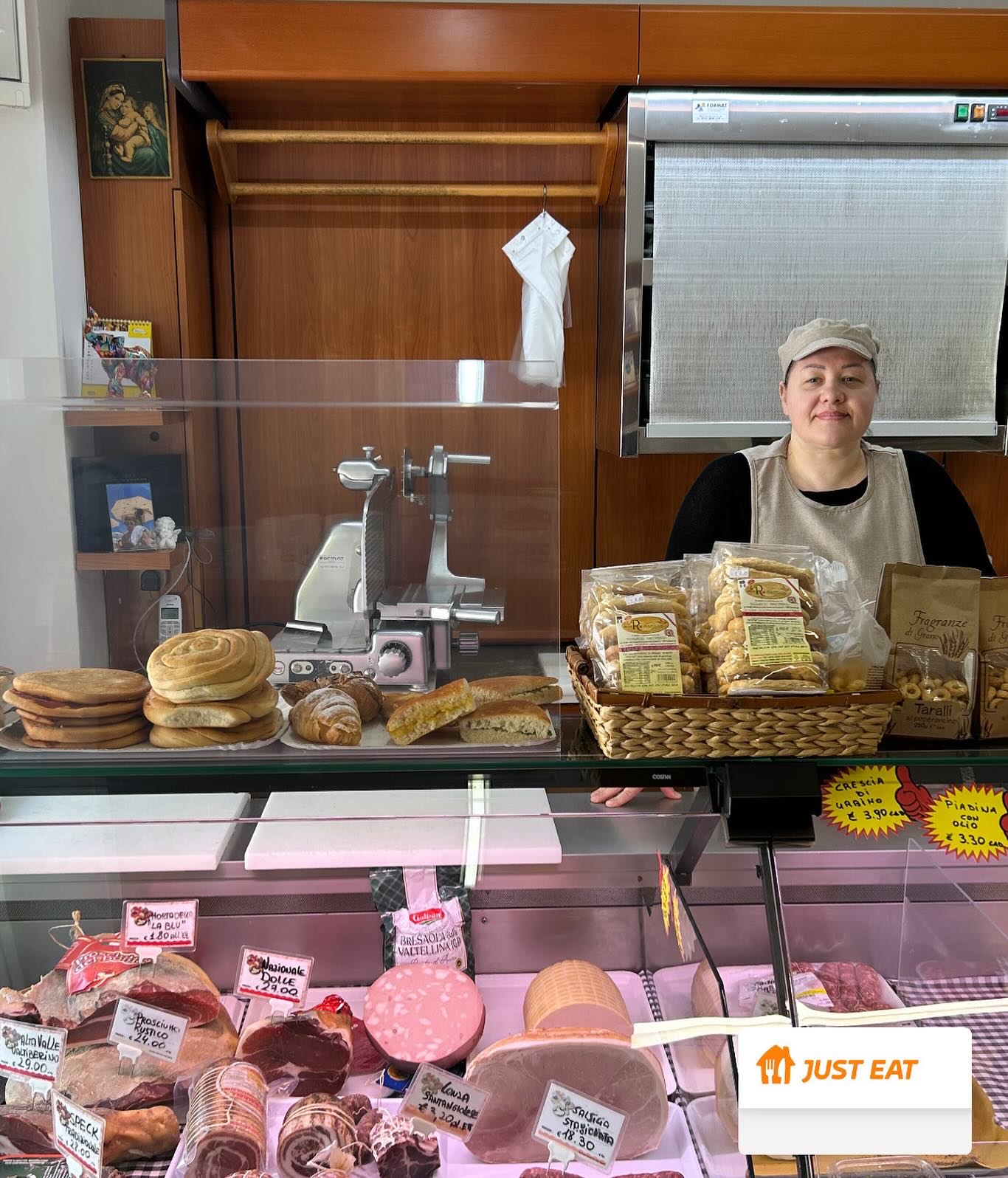 Valentina Kazlauska al banco salumi di Bottega da Leo